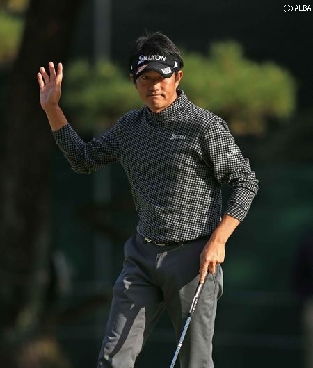 終盤の3つのバーディで4アンダー単独首位に立った山下和宏（撮影：米山聡明）