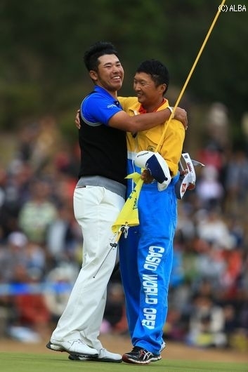 池田勇太の猛追を振り切り今季4勝目!史上初のルーキー賞金王となった松山英樹(撮影:岩本芳弘)