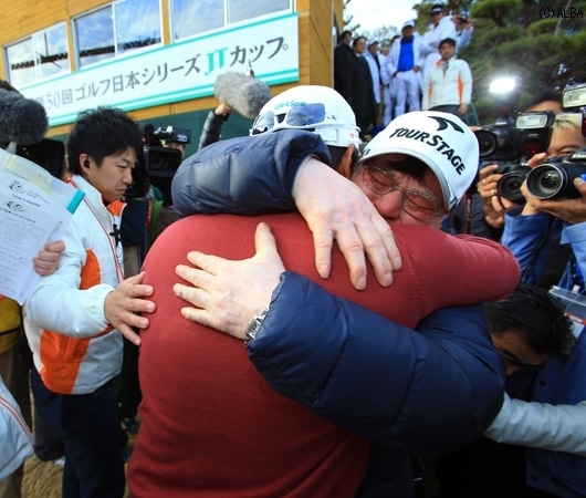 父・優さんと歓喜の抱擁！父にとっても待ちに待った初優勝だった（撮影：福田文平）