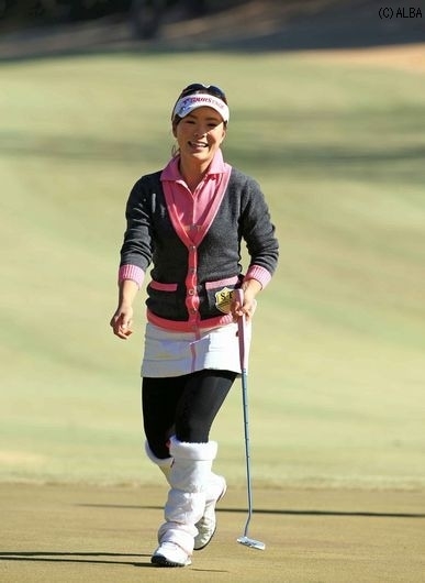 初日はイーブンパーで17位タイとなった堀奈津佳は笑顔でプレー!(撮影:米山聡明)