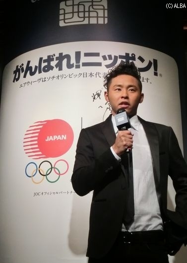 ソチ五輪選手団へのメッセージボードには“輝”の文字を書き込んだ北島康介（撮影：ＡＬＢＡ）