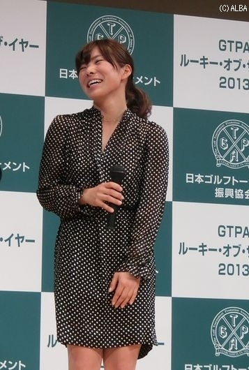 ルーキー・オブ・ザ・イヤーの表彰式に出席した堀奈津佳（撮影：ＡＬＢＡ）