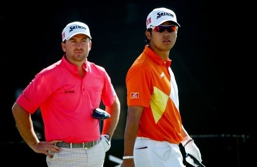 松山とマクドウェル(Photo by Sam Greenwood/Getty Images)