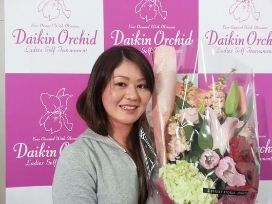 地元沖縄でセレモニーの歓迎を受けた諸見里しのぶ（写真提供：ダイキンオーキッド）