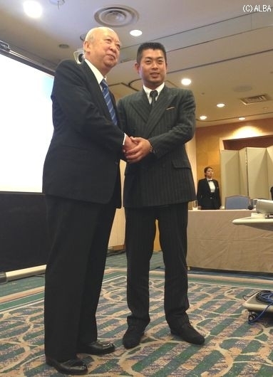 がっちり握手をかわす海老沢会長と池田勇太（撮影：ＡＬＢＡ）