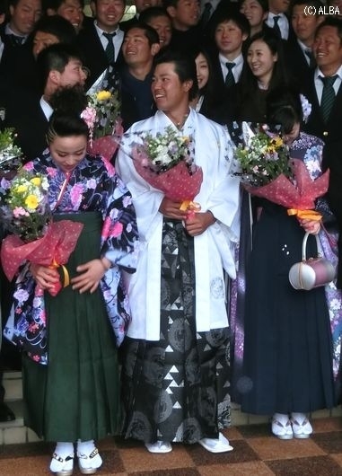 ゴルフ部の仲間と共に笑顔で写真におさまる松山英樹（撮影：ＡＬＢＡ）