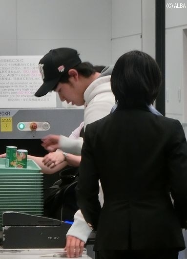 荷物検査のゲートを通過する松山英樹