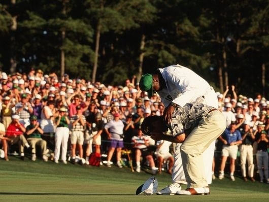 優勝を決めて泣き崩れるクレンショー 師を思う大粒の涙が18番グリーンに落ちた(Photo by Augusta NationalGetty Images)