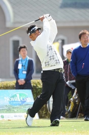 強風の中2アンダーをマークし首位に立った宮里＜写真提供:JGTO＞