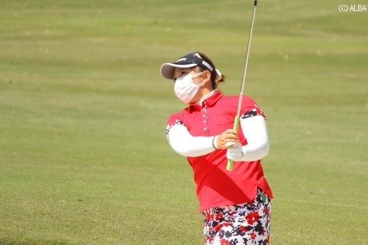 吉田弓美子、花粉症で苦しみながらも首位を奪取!(撮影:ALBA)