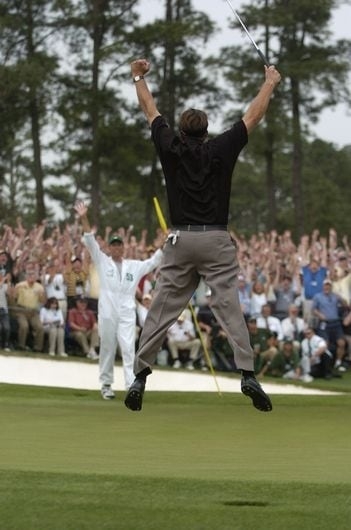 勝利をつかんで歓喜のジャンプ！(Photo by Fred Vuich Sports IllustratedGetty Images)