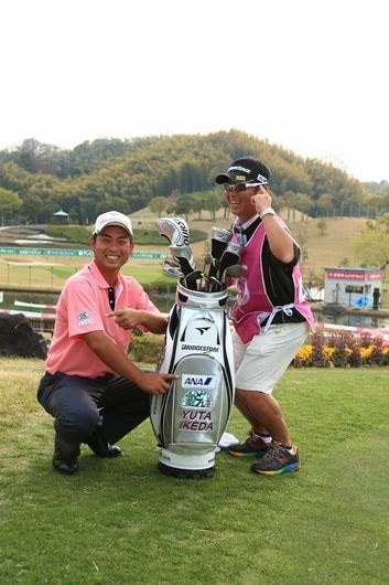 今季から入ったANAと大林組のロゴを指さしてニッコリ（撮影：米山聡明）