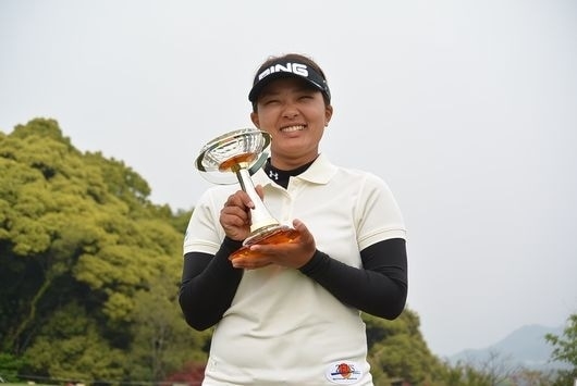 ステップアップツアー2勝目を挙げた鈴木愛（写真提供：大会事務局）