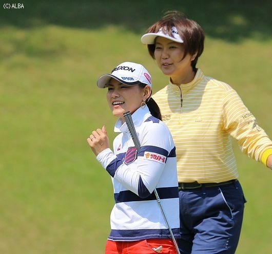 LPGAの小林会長とプロアマをラウンドしたさくら、左手薬指には指輪が…！（撮影：ＡＬＢＡ）