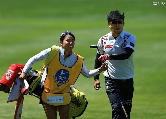 山村彩恵プロをキャディに起用し首位発進の片山晋呉（撮影：岩本芳弘）
