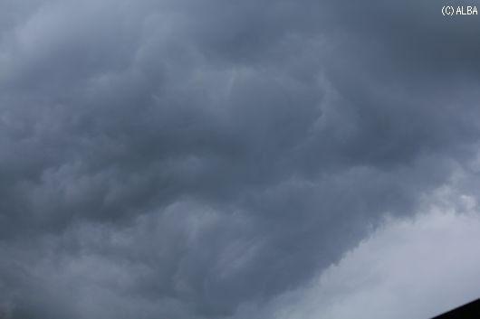 15時ごろ撮影、怪しい空…竜巻が起こりそう…（撮影：ＡＬＢＡ）