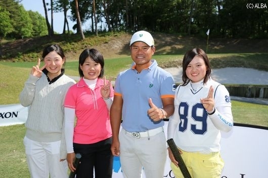 イベント後、ジュニアたちとの写真撮影に応じる宮里（撮影：ＡＬＢＡ）