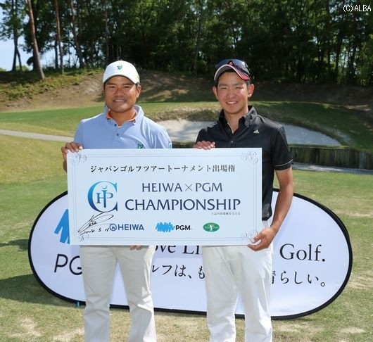 15-17歳男子の部優勝の坂本将規。イベント後に宮里優作とのツーショット撮影を行った（撮影：ＡＬＢＡ）