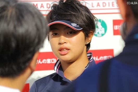テレビのインタビューを受ける初日首位タイにつけた柏原明日架（撮影：ＡＬＢＡ）