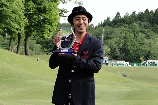 優勝トロフィを掲げる梶原雄太氏（撮影：ＡＬＢＡ）
