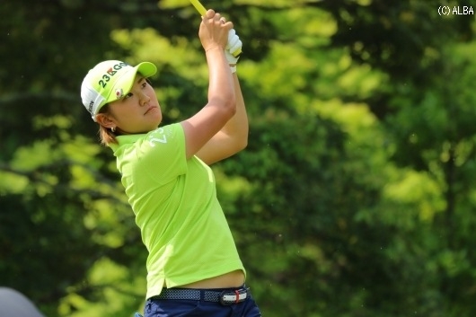 成田美寿々、単独首位で後半へ(撮影:ALBA)