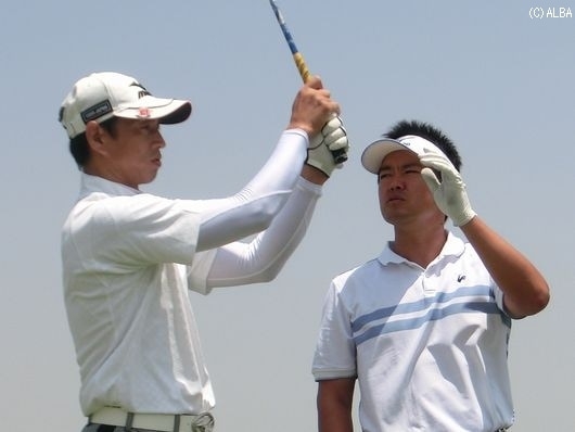 今季から大会ホストプロとなった武藤!元メジャーリーガー田口氏にレッスン(撮影:ALBA)