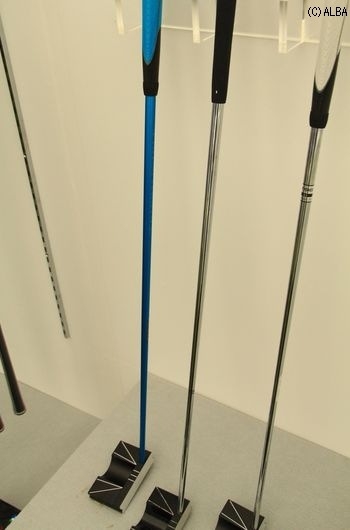 1番左がカーボンシャフトが入ったトライプリンシプルパター(撮影:ALBA)