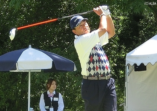 6バーディを奪い単独首位に立っている室田