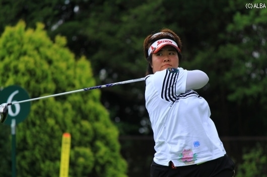 一歩抜け出し単独首位に立った酒井美紀（撮影：ＡＬＢＡ）