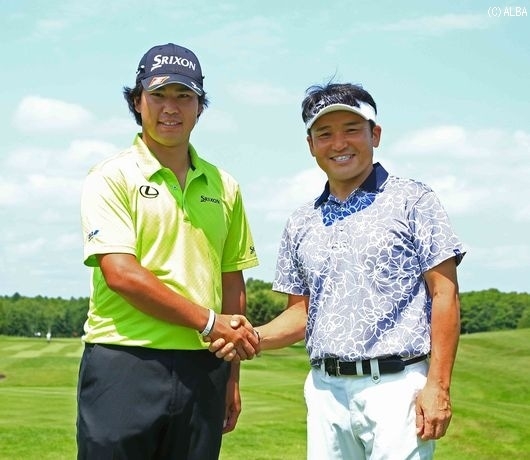 米ツアー優勝者ががっちり握手！久々に練習ラウンドを共にした（撮影：米山聡明）