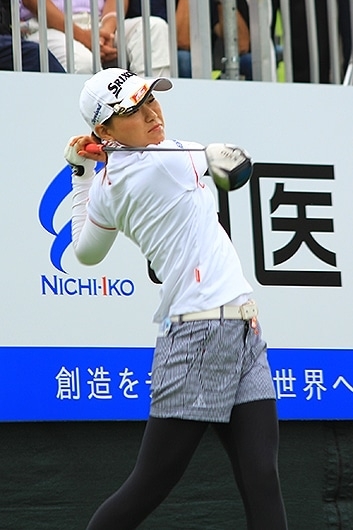 結婚後初Vへ！7アンダー首位タイと好スタートを切った横峯さくら（撮影：ＡＬＢＡ）