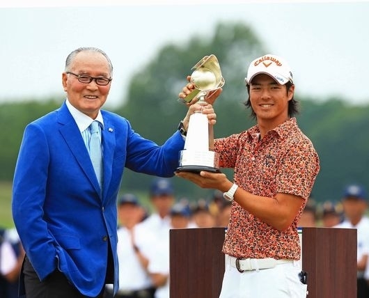 大会名誉会長の長嶋茂雄氏から優勝カップを送られた（撮影：米山聡明）