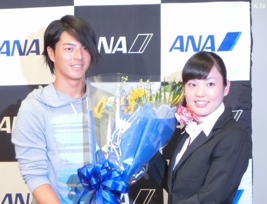 ANAのキャビンアテンダントから花束を受け取る石川遼（撮影：ＡＬＢＡ）