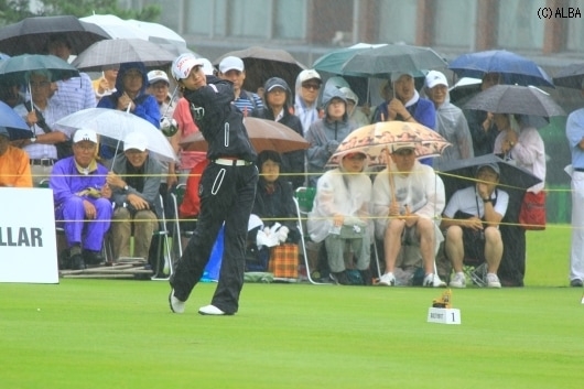 雨の中首位をキープする森田理香子（撮影：ＡＬＢＡ）
