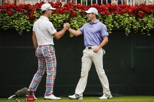 スタート前にマキロイと握手を交わすビリー・ホーシェル(Photo by Stan BadzPGA TOUR)