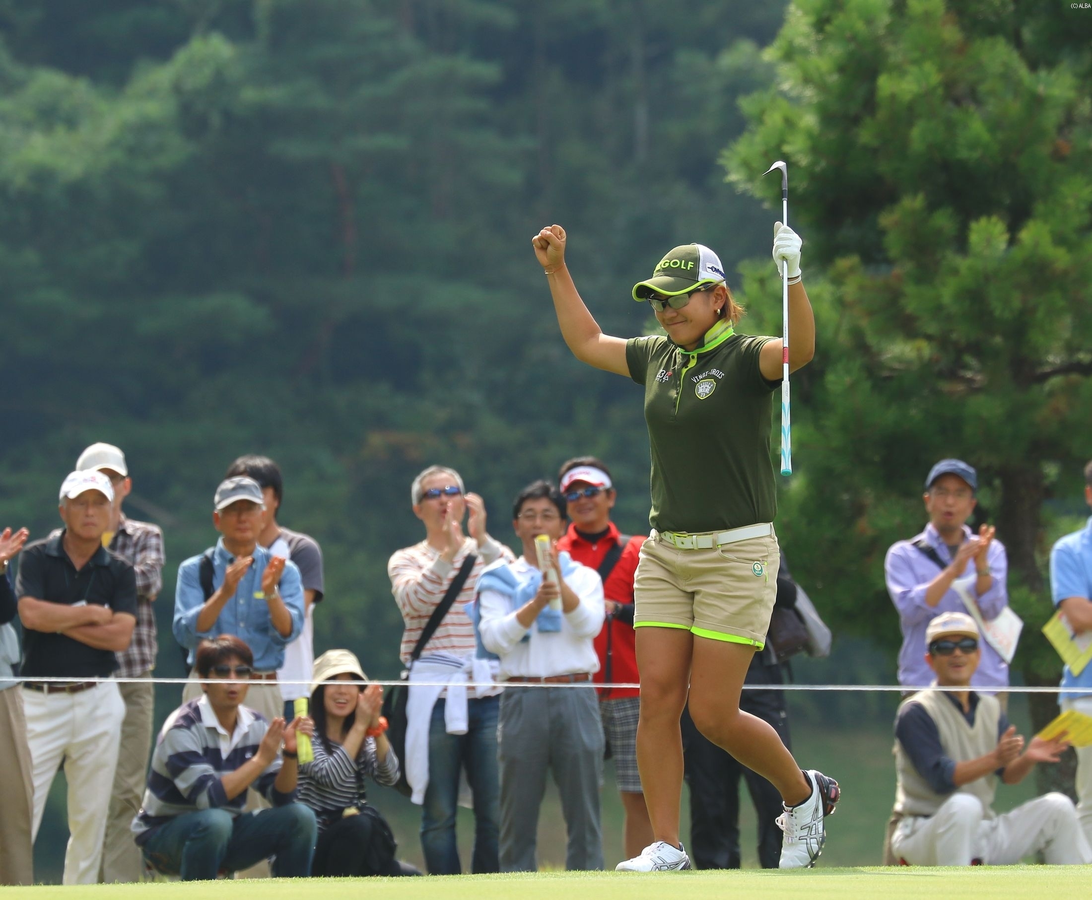 イーグル奪取で両手のガッツポーズ！単独2位で最終日を迎える成田美寿々（撮影：ＡＬＢＡ）