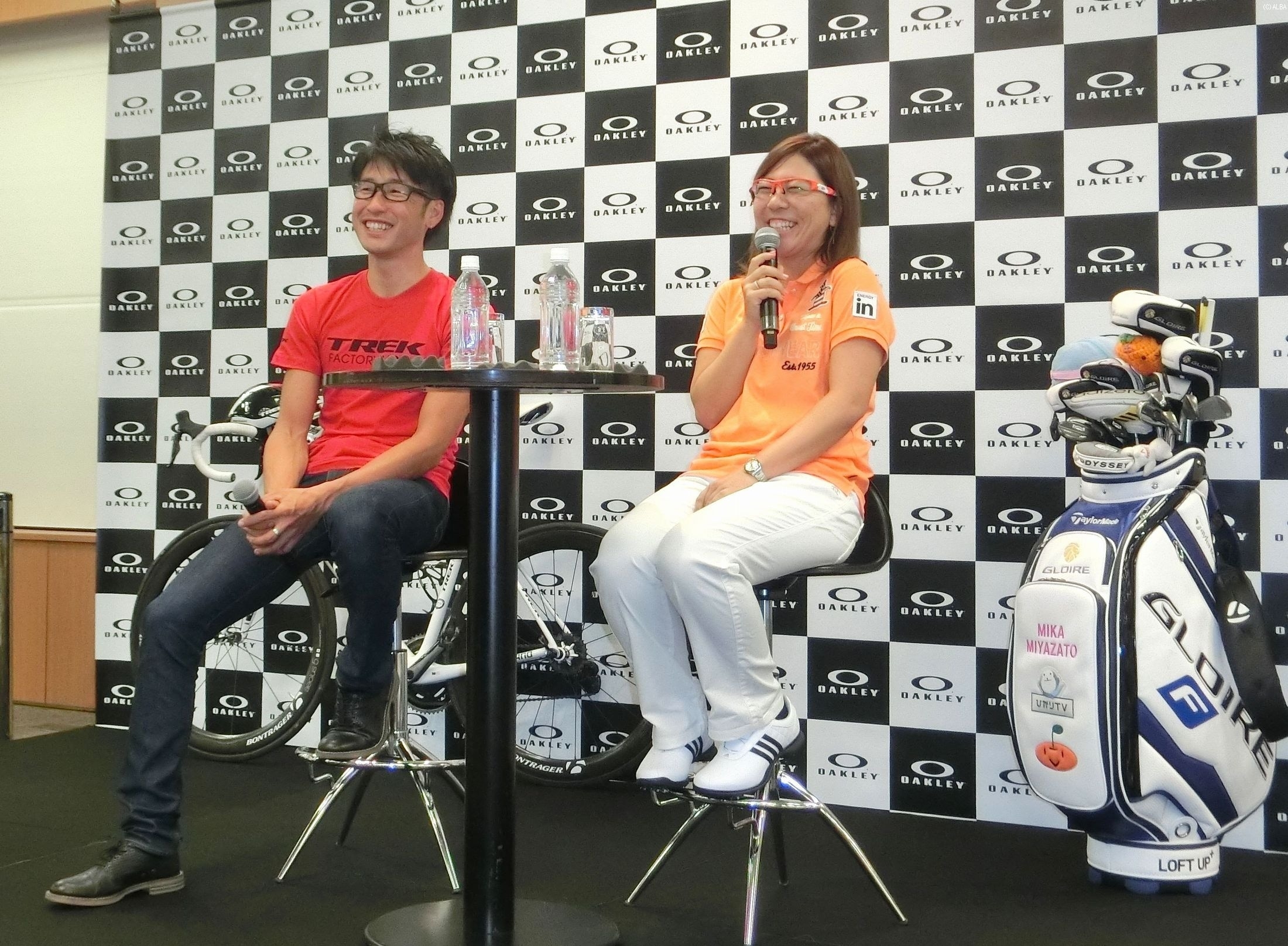 プロサイクリストの別府史之とトークショーを行った宮里美香（撮影：ＡＬＢＡ）