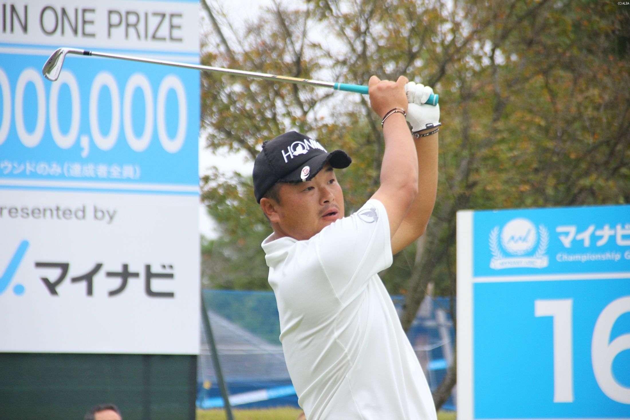 まだ3打差、逆転で今季3勝目を狙う小田孔明(撮影:ALBA)