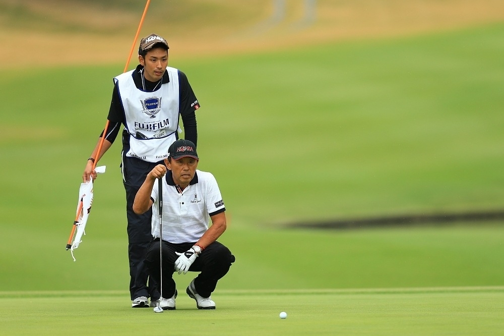 高橋勝成、息子と2人3脚で首位発進！（写真提供：PGA）