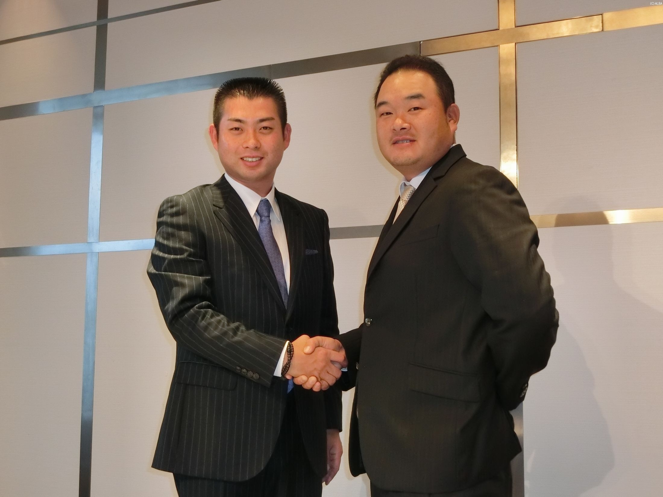 3年連続選手会長に就任した池田勇太と理事の小田孔明（撮影：ＡＬＢＡ）