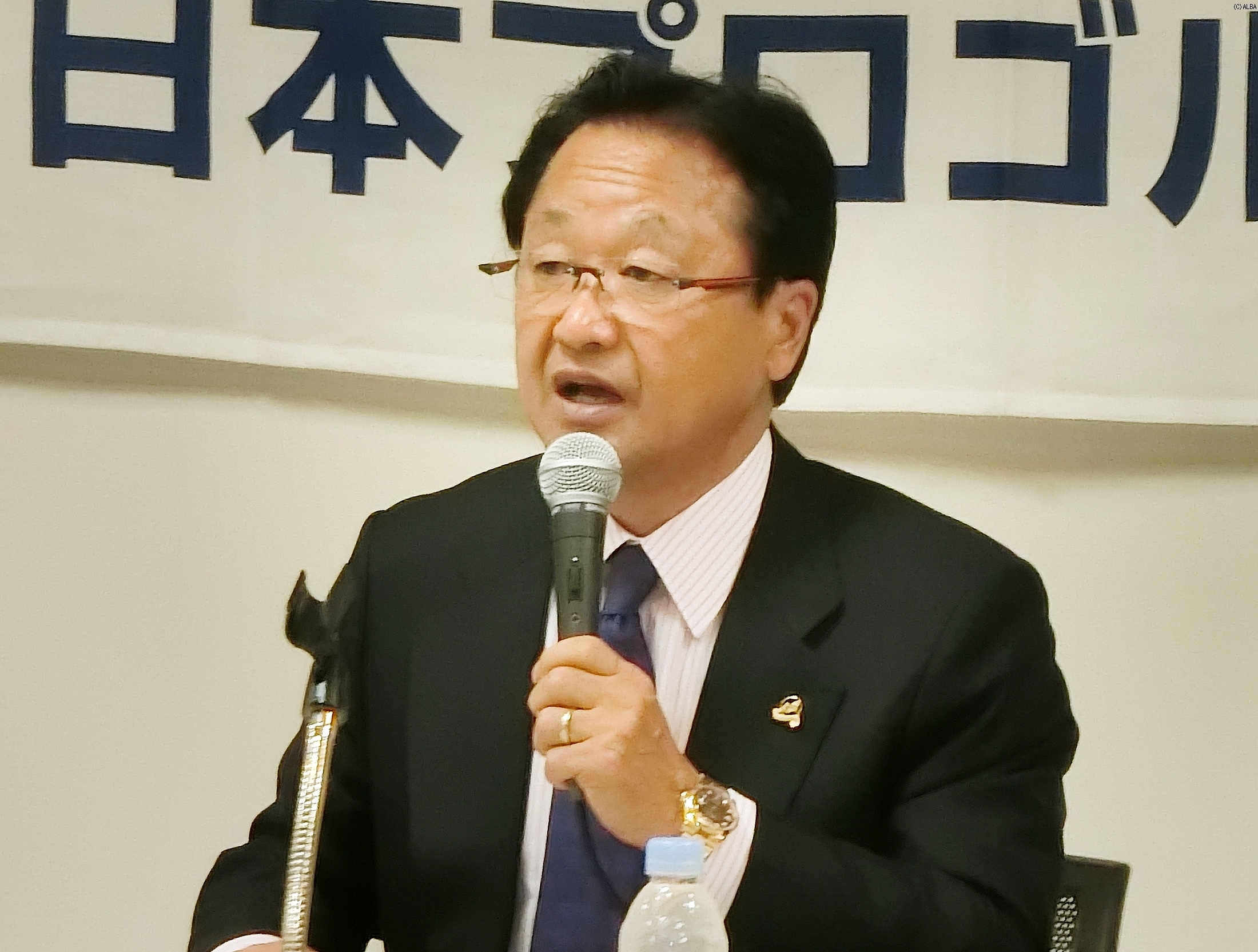 2015年シニアツアーの日程を発表する倉本会長（撮影：ＡＬＢＡ）