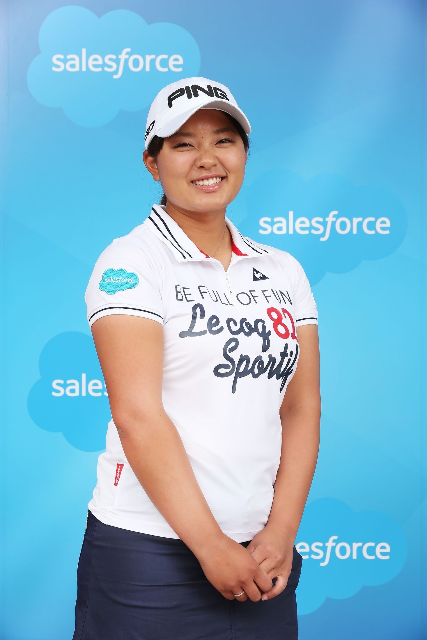 鈴木はバイザーのツバ左部分、使用するウェア右袖、キャディバックに「Salesforce」のロゴを付けて戦う