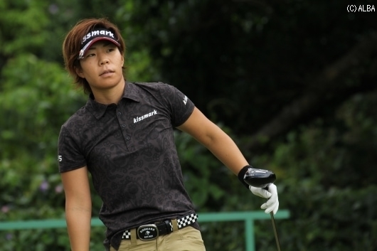 穴井詩、ノーボギーで5つ伸ばし単独首位浮上！（撮影：ＡＬＢＡ）