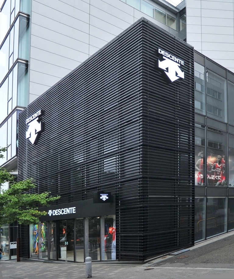 原宿駅前に「デサントゴルフ」のポップアップストアがオープン