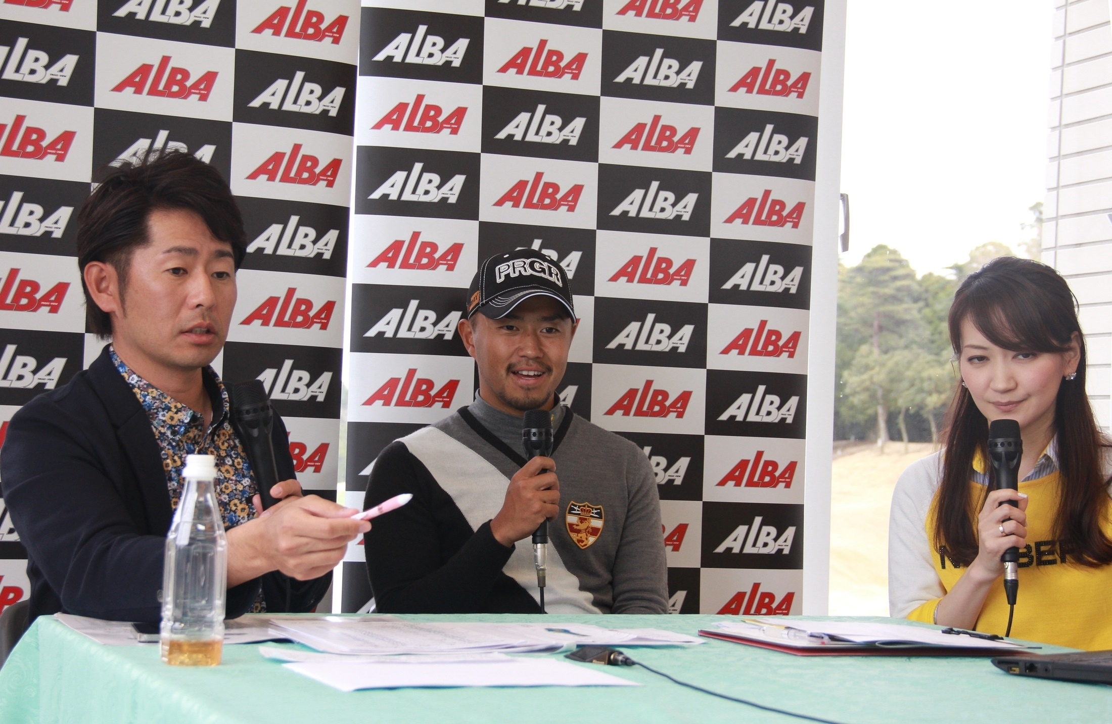 ALBAのネット中継ブースに登場した小平智