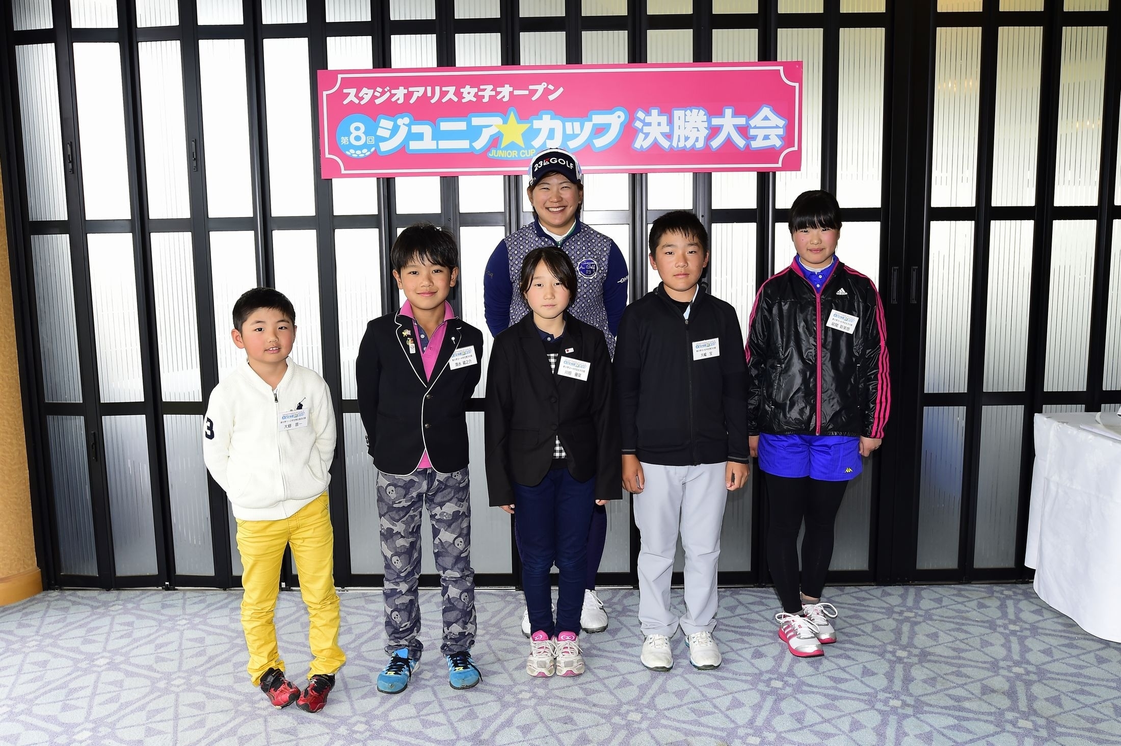 成田美寿々がイベントに参加!「スタジオアリス女子オープン ジュニアカップ」の成績上位のジュニア選手と記念撮影!<大会提供>