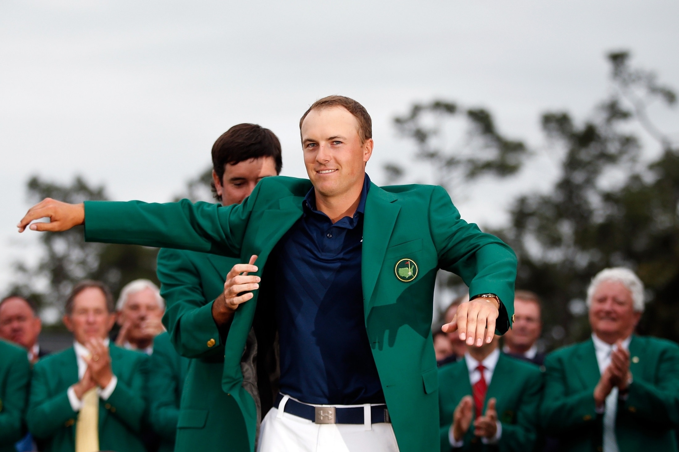 グリーンジャケットとともに180万ドルを手にしたスピース(Photo by Ezra Shaw/Getty Images)