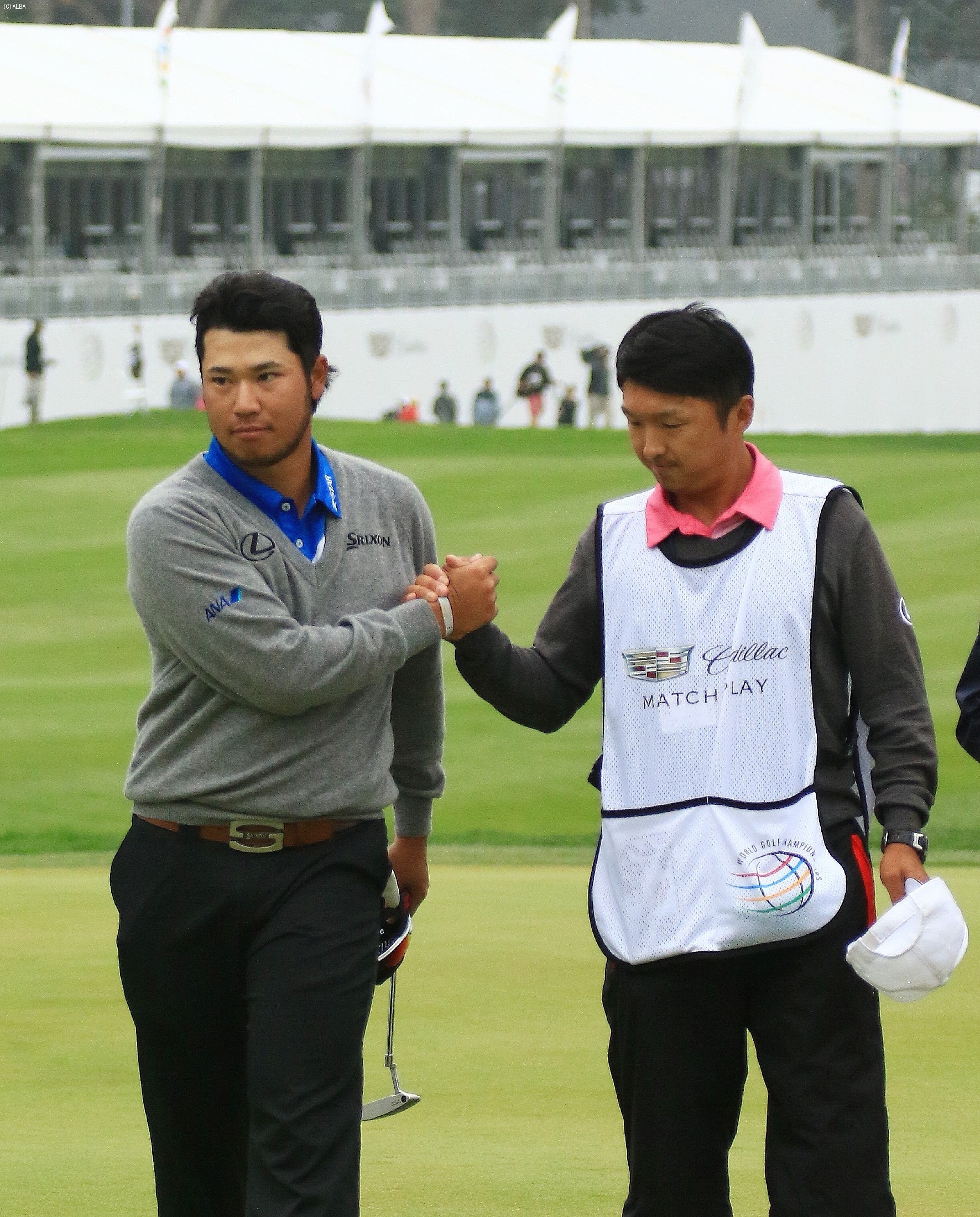 圧勝で16強入りを決めた松山、キャディの進藤氏とがっちり握手（撮影：岩本芳弘）