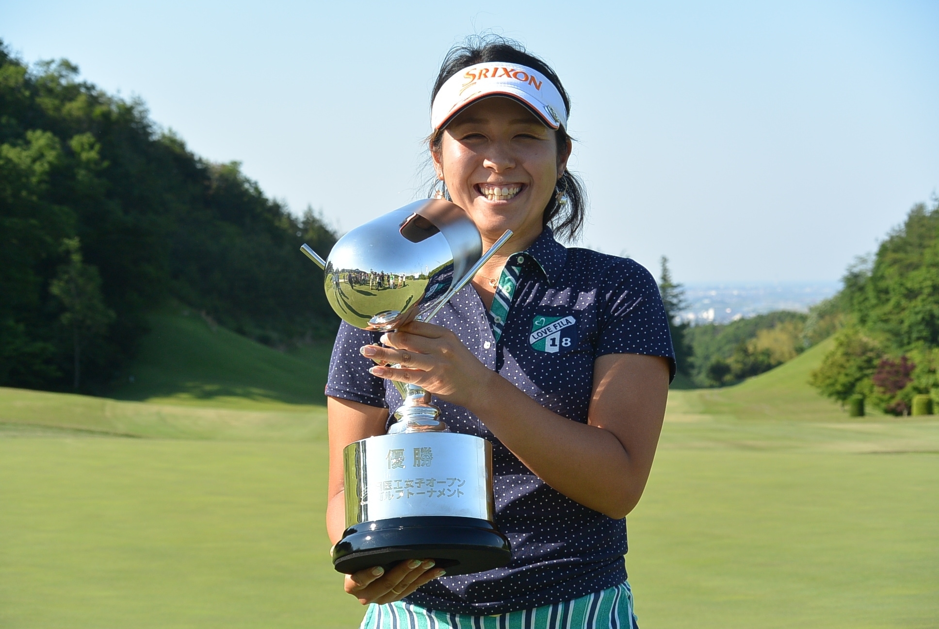 嬉しいステップ初Vを挙げた小竹＜提供：LPGA＞