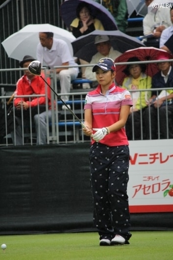 首位に1打差2位Tにつけた斉藤愛璃（撮影：ＡＬＢＡ）